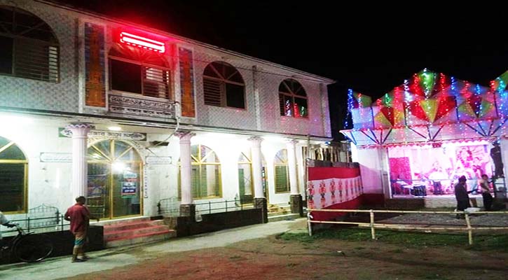 একই উঠানে হচ্ছে নামাজ এবং পূজো