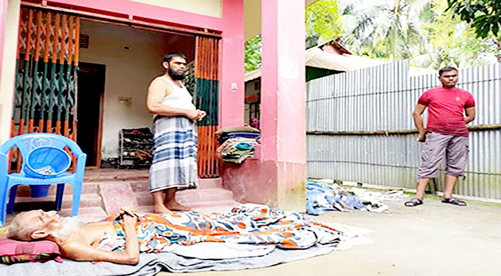 প্রতিষ্ঠিত সন্তানদের অসুস্থ পিতা ঘরের বাইরে 