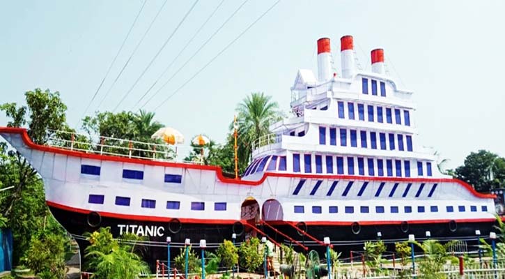 টাইটানিকের আদলে সাতক্ষীরায় পূজামণ্ডপ 