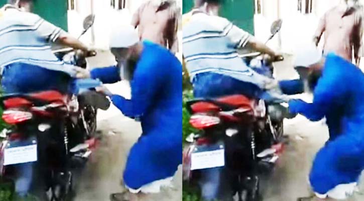 বৃদ্ধ বাবাকে লাথি মারলেন স্কুল শিক্ষক ছেলে