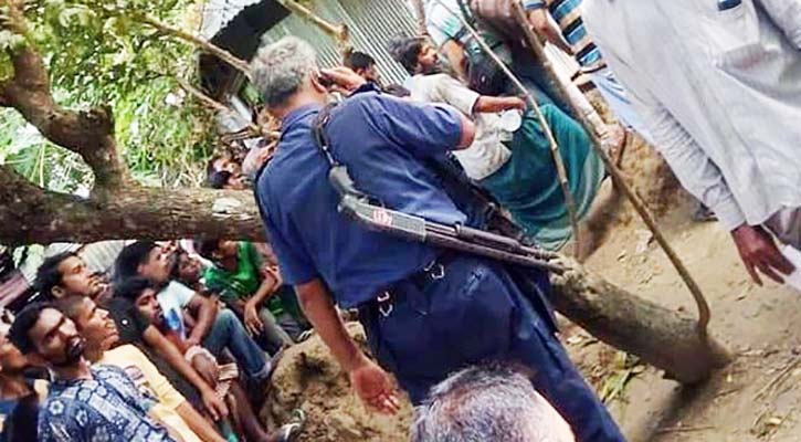 জমির বিরোধ ঘরের বেড়া কেটে মাদরাসাছাত্রী হত্যা