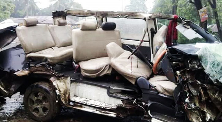 বাস-মাইক্রোবাসের মুখোমুখি সংঘর্ষে চিকিৎসকসহ নিহত ২