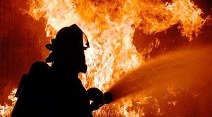 বংশালে কেমিক্যালের দোকানে আগুন