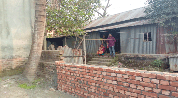 বাড়িতে আসা-যাওয়ার রাস্তাটি প্রাচির দিয়ে বন্ধ করে দিয়েছে প্রতিবেশীরা