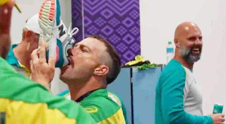 বিশ্বকাপ উদযাপনে জুতোয় নিয়ে মদপান ফিঞ্চদের