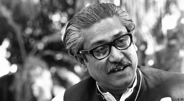 চশমা ব্যবহার করতেন ১৯৩৬ সাল থেকে