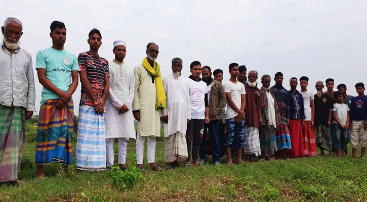 ফসলি জমির জলাবদ্ধতা দূর করার দাবিতে ১০ গ্রামের কৃষকদের মানববন্ধন