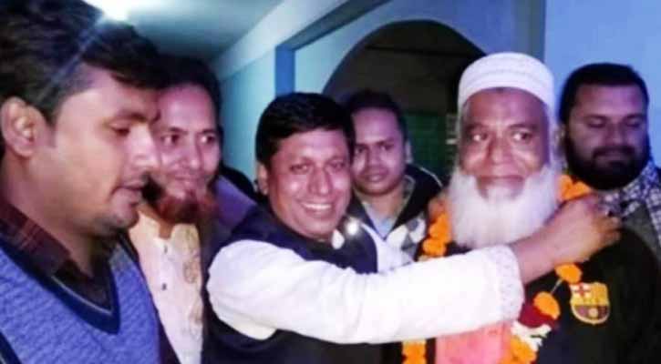 বিএনপি নেতাকে ফুল দিয়ে বরণ আ’লীগ নেতার