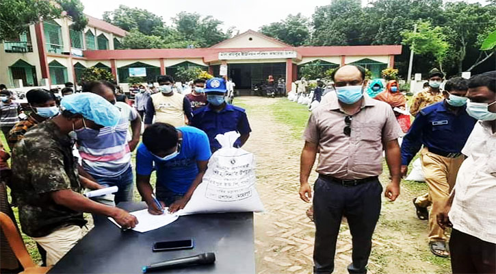 কর্মহীন মানুষের মধ্যে খাদ্য ও নগদ অর্থ বিতরণ
