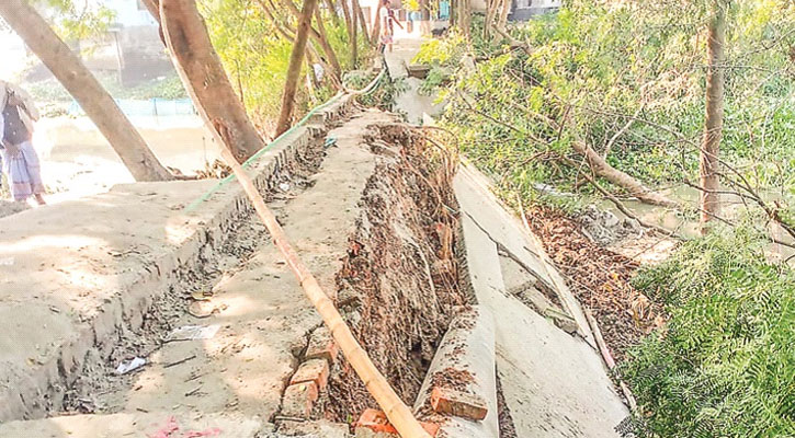 ভেঙে গেছে বেড়িবাঁধ, দুর্ভোগে লাখো মানুষ