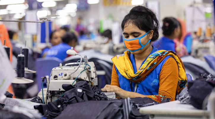 পোশাক কারখানা বন্ধের সিদ্ধান্ত ‘আত্মঘাতী’