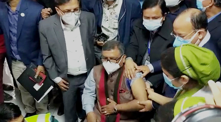 টিকা নিলেন স্বাস্থ্যমন্ত্রী