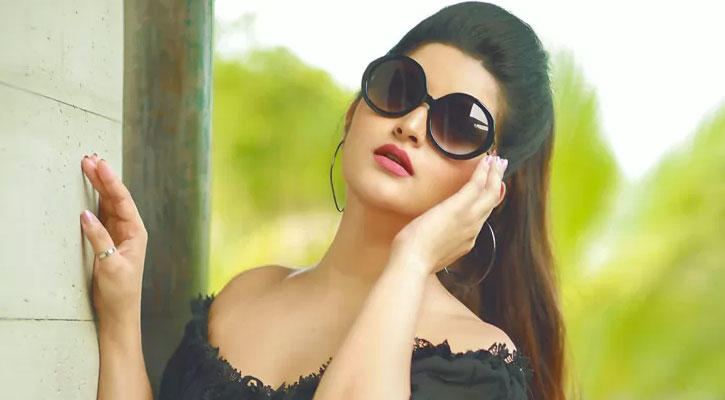 এফডিসিতে এবার ছয়টি গরু কোরবানি দেবেন পরীমণি