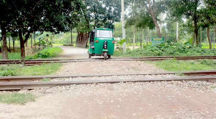 অবৈধ লেভেলক্রসিং ‘মৃত্যুফাঁদ’