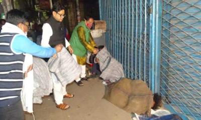 গভীর রাতে স্বেচ্ছাসেবক লীগে কম্বল বিতরণ 