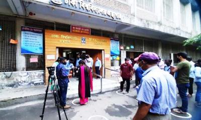 দেড় বছর পর শিক্ষার্থীদের পদচারণয় ঢাবির লাইব্রেরি