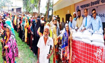 কর্মহীন মানুষের ভেতর শাহজালাল ইসলামী ব্যাংকের ত্রাণ বিতরণ