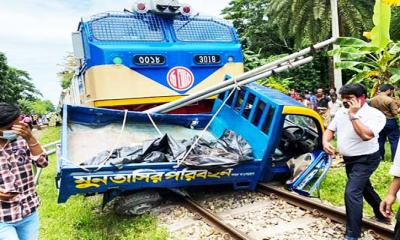 সীতাকুণ্ডে পিকআপকে ট্রেনের ধাক্কা
