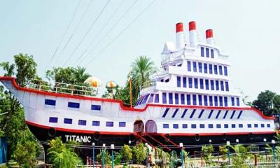 টাইটানিকের আদলে সাতক্ষীরায় পূজামণ্ডপ 