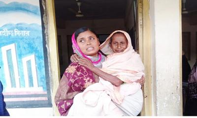 মেয়ে কোলে চড়ে ভোট দিলেন নব্বই বছর বয়সী মা