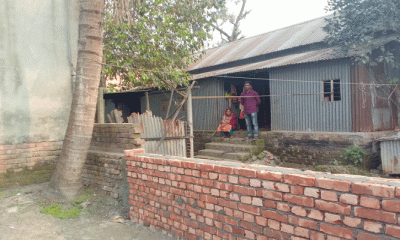 বাড়িতে আসা-যাওয়ার রাস্তাটি প্রাচির দিয়ে বন্ধ করে দিয়েছে প্রতিবেশীরা