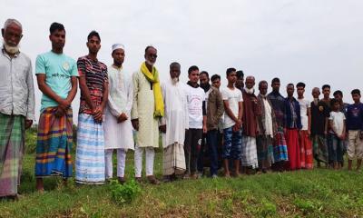 ফসলি জমির জলাবদ্ধতা দূর করার দাবিতে ১০ গ্রামের কৃষকদের মানববন্ধন