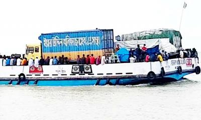 নিষেধ শর্তেও ফেরিতে যাত্রী ও যাত্রীবাহী গাড়ি পারাপার 
