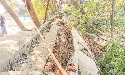 ভেঙে গেছে বেড়িবাঁধ, দুর্ভোগে লাখো মানুষ