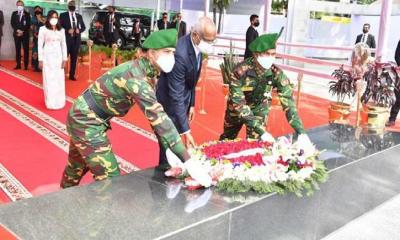 বঙ্গবন্ধুর প্রতিকৃতিতে মালদ্বীপের প্রেসিডেন্টের শ্রদ্ধা