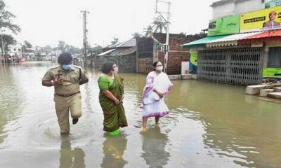 বন্যার পানিতে নামলেন মমতা