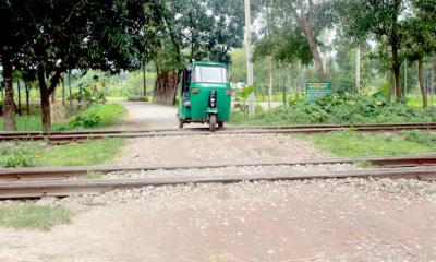 অবৈধ লেভেলক্রসিং ‘মৃত্যুফাঁদ’