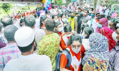 অভিভাবকরা বাড়াচ্ছেন সংক্রমণের ঝুঁকি