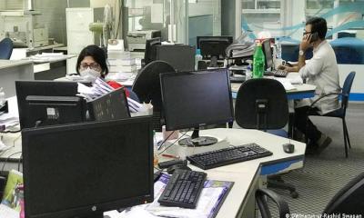 করোনায় অর্ধেক কর্মী ছাঁটাই