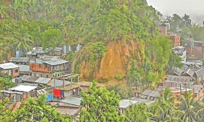 বর্ষায় আতঙ্ক বাড়ছে পাহাড়ে