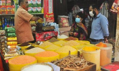 ক্রেতাশূন্য বাজারেও কমেনি পণ্যের দাম