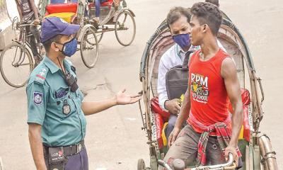রিকশাচালকদের কাছে জিম্মি যাত্রীরা  