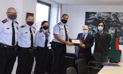 স্পেন বাংলা প্রেসক্লাব পক্ষ থেকে বার্সেলোনা পুলিশ প্রশাসনকে সম্মাননা স্মারক প্রদান