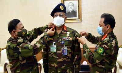 লেফটেন্যান্ট জেনারেল আকবর হোসেনকে র‌্যাঙ্ক ব্যাজ পরালেন সেনাপ্রধান