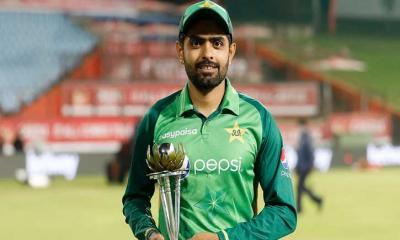 রানে শীর্ষে বাবর, উইকেটে বোল্ট-জাম্পা