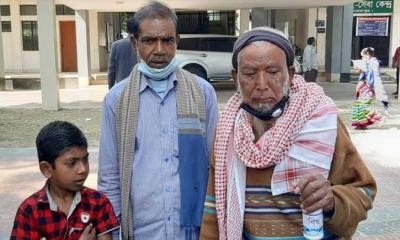 বিষের বোতল হাতে ডিসি অফিসে, আত্মহত্যার অনুমতি চাইলেন বৃদ্ধ