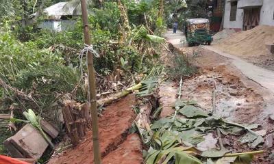 পুকুর খাল-বিল ও ডোবায় গিলে খাচ্ছে এলজিইডির সড়ক