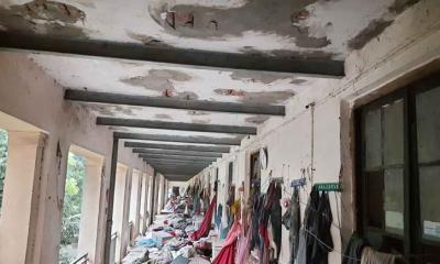 ঢাবি হলে ফাটল, শিক্ষার্থীদের আসবাবপত্র সরানোর নির্দেশ