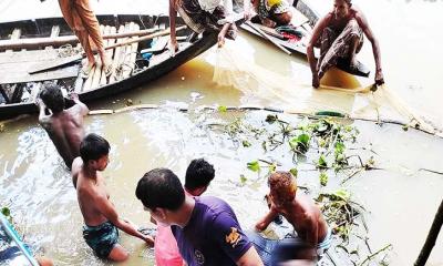 চিকিৎসকের নিথর দেহ উঠে এল মাছ ধরা জালে