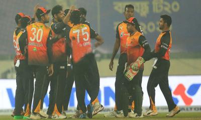 মাশরাফির বোলিং তাণ্ডব, ফাইনালে খুলনা 