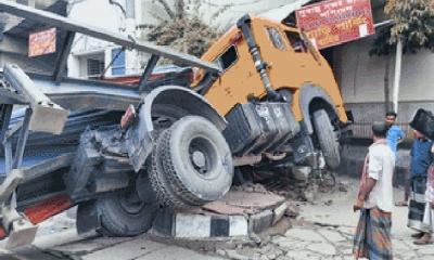 বাড্ডায় সড়কে উল্টে আছে লরি, যানজটের সৃষ্টি