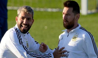 মেসিকে বার্সায় রাখার চেষ্টা করছেন আগুয়েরো