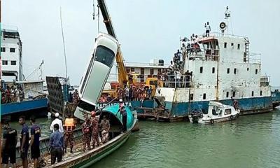 পদ্মায় ডুবে যাওয়া মাইক্রোবাসটি উদ্ধার 