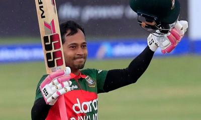 অসিদের শর্তের বলি মুশফিক, সমালোচনা করলো অস্ট্রেলীয় গণমাধ্যমেও 