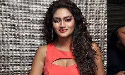 খোলা পিঠের ছবিতে আলোচনায় নুসরাত