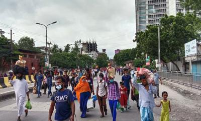 ঢাকায় ফিরে ভোগান্তি, গুনতে হয়েছে অতিরিক্ত ভাড়া